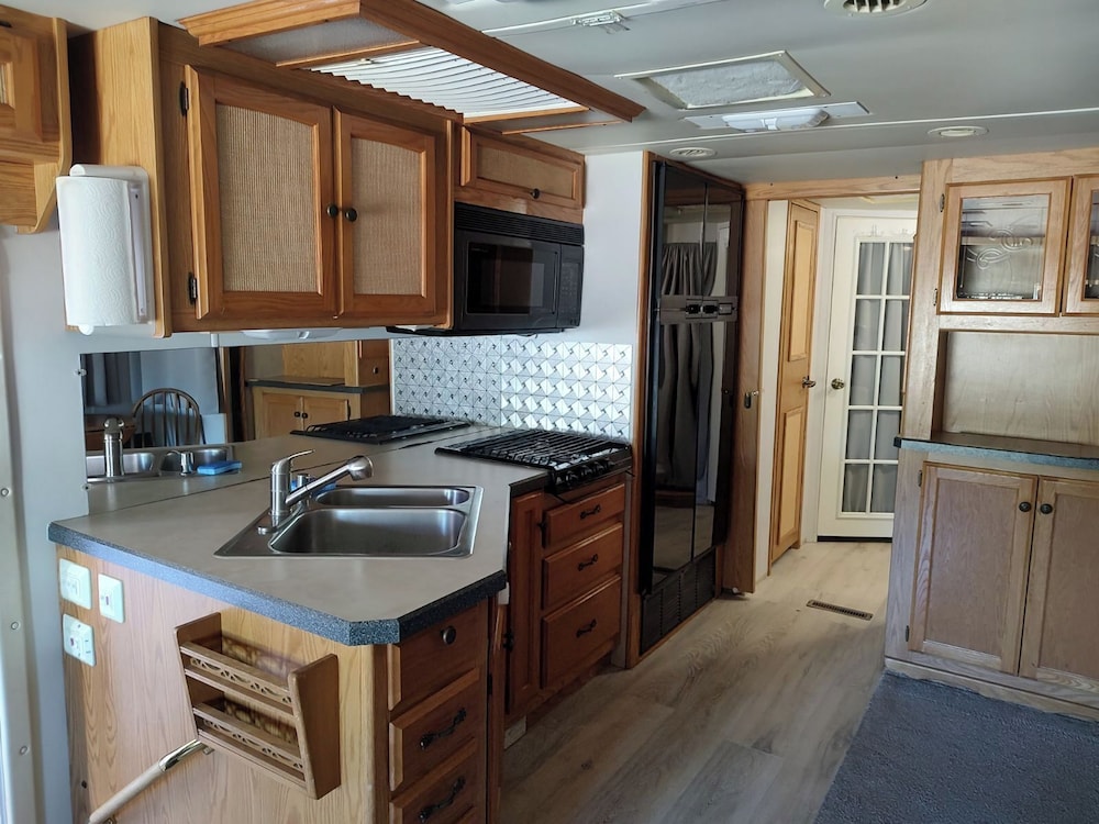 Vigilante Inn Covered Wagon - photo 2