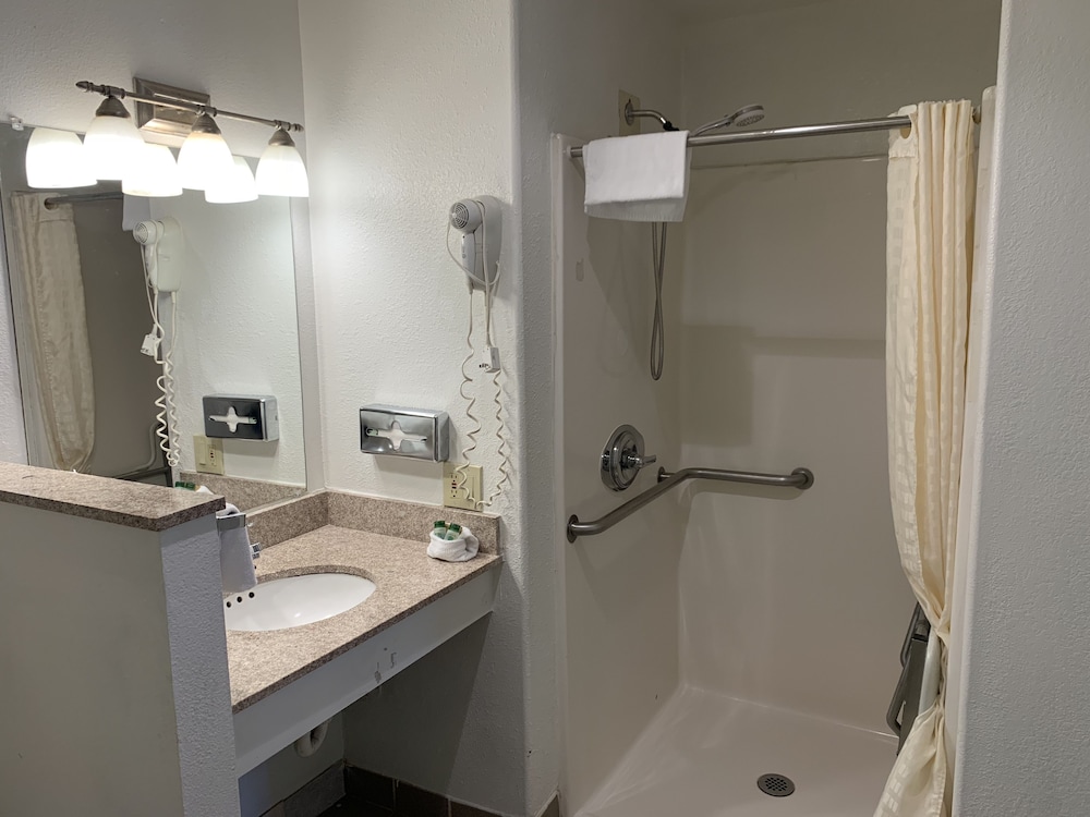 Gilroy Inn - photo 19