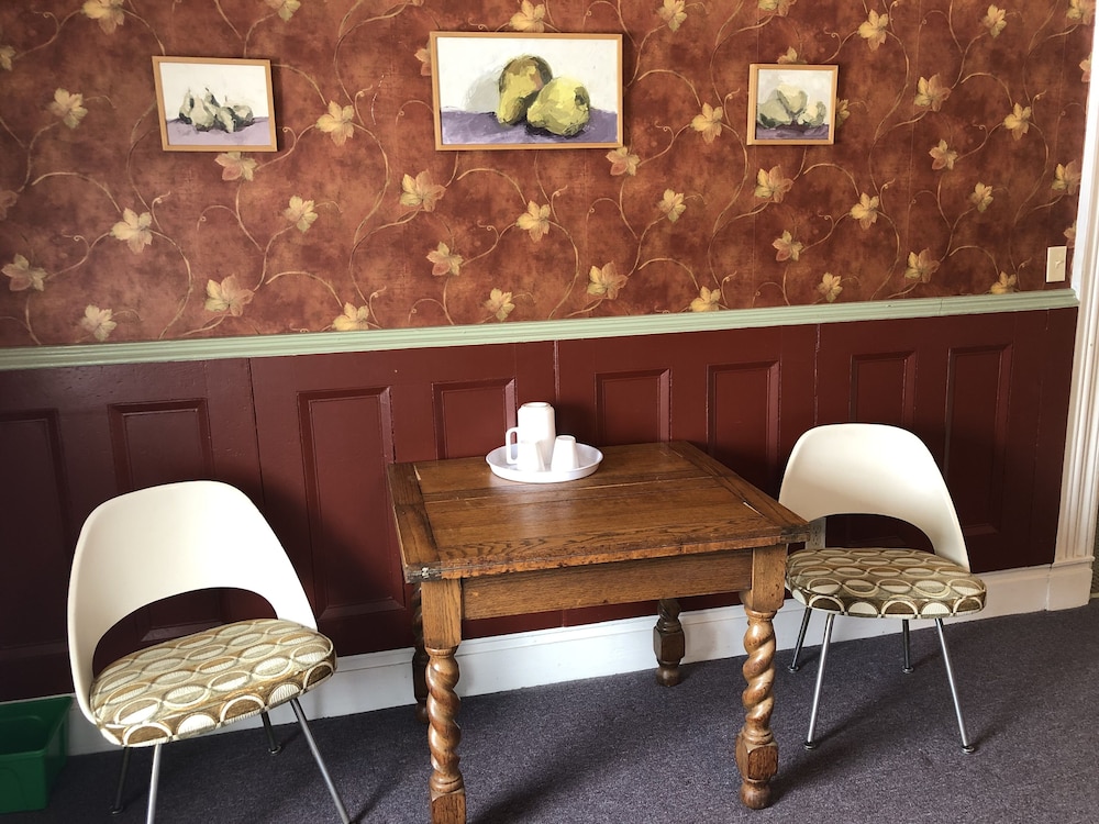 Rogues Harbor Inn - photo 16