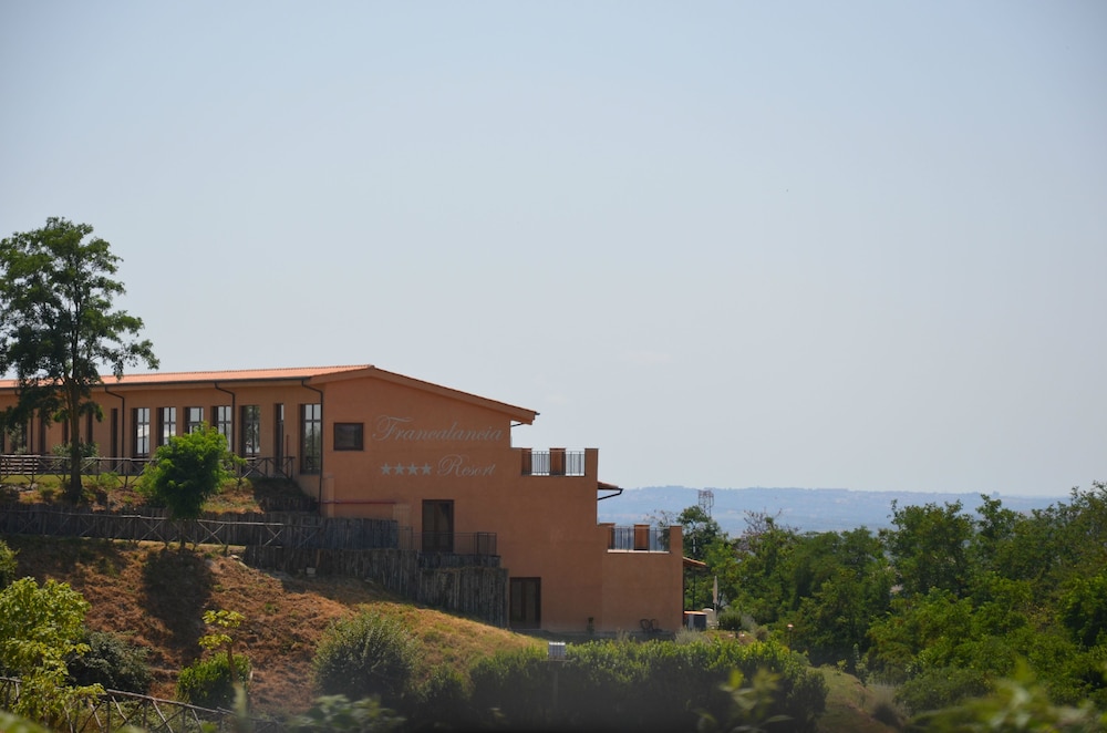 Francalancia Country Resort — 4-Star Luxury Hotel in Castelnuovo Di Porto, Italy