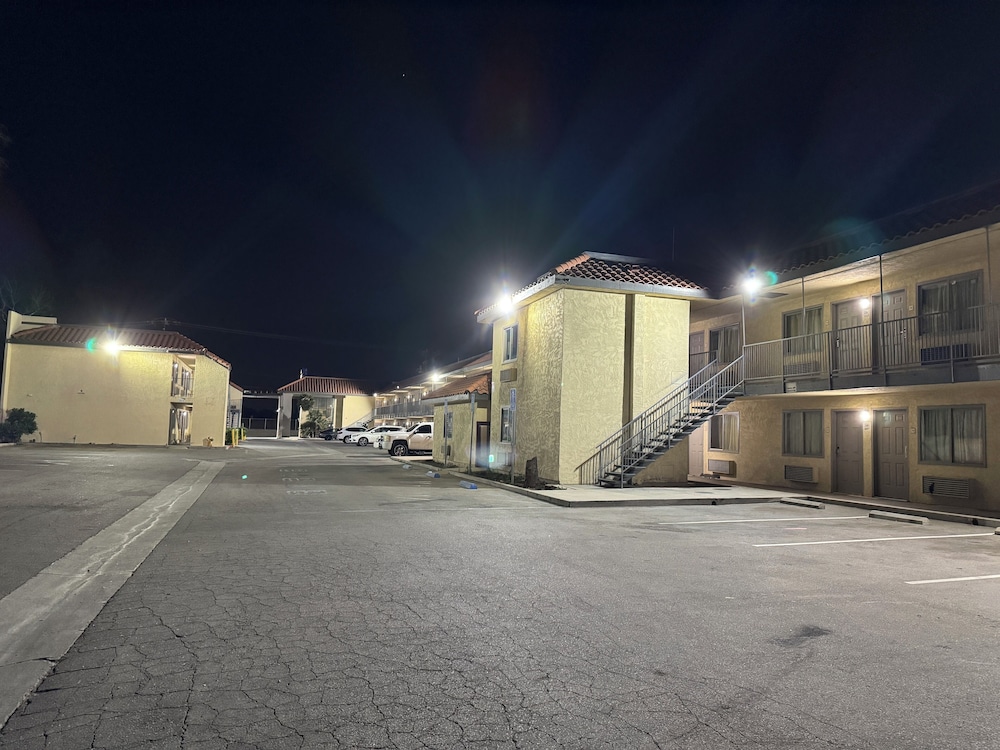 Baymont by Wyndham Bakersfield - photo 32