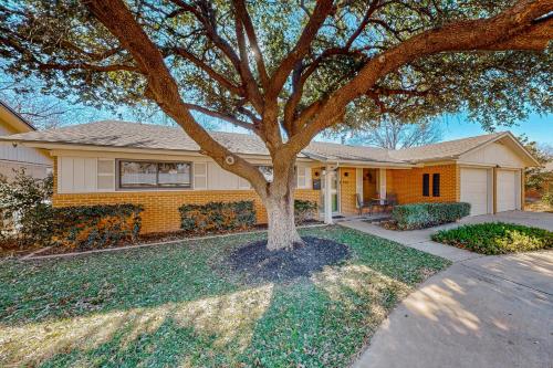 Dog Friendly Lubbock Home with Backyard — 4-Star Luxury Hotel in Lubbock, United States