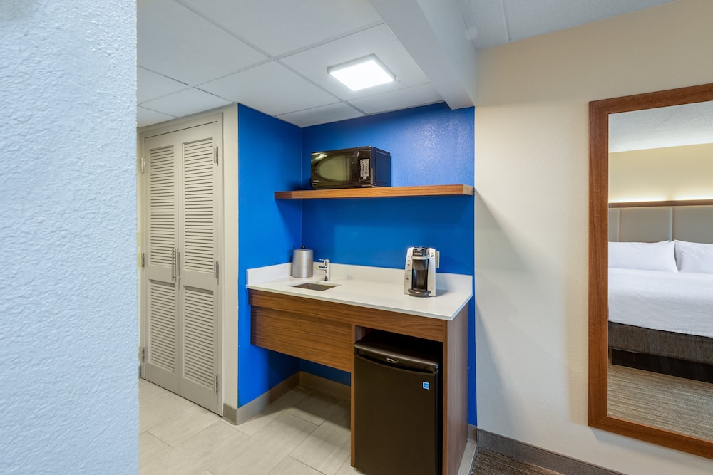 Holiday Inn Express State College at Williamsburg Square by IHG - photo 23