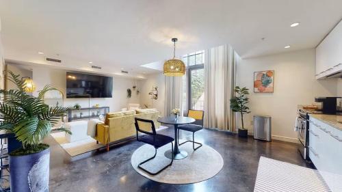 Charmingly Trendy Cloverdale Loft Gated Parking — 4-Star Luxury Hotel in Montgomery, United States