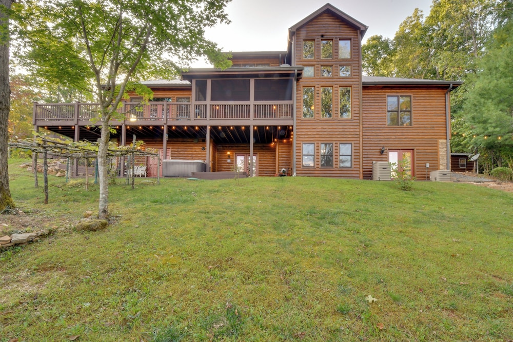 Expansive Mtn View Ellijay Cabin Private Hot Tub — 4-Star Luxury Hotel in Ellijay, United States