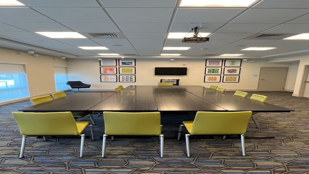 Holiday Inn Express and Suites Ukiah by IHG - photo 62