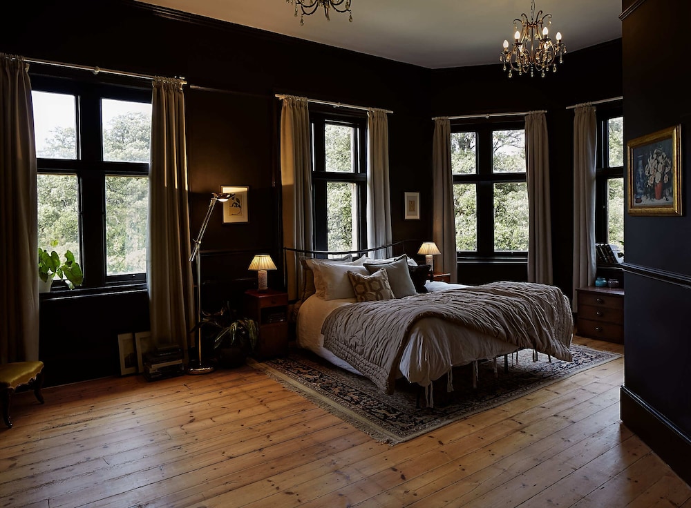 Captivating 6 Bed Manor House In Totland Bay 19701025 — Totland