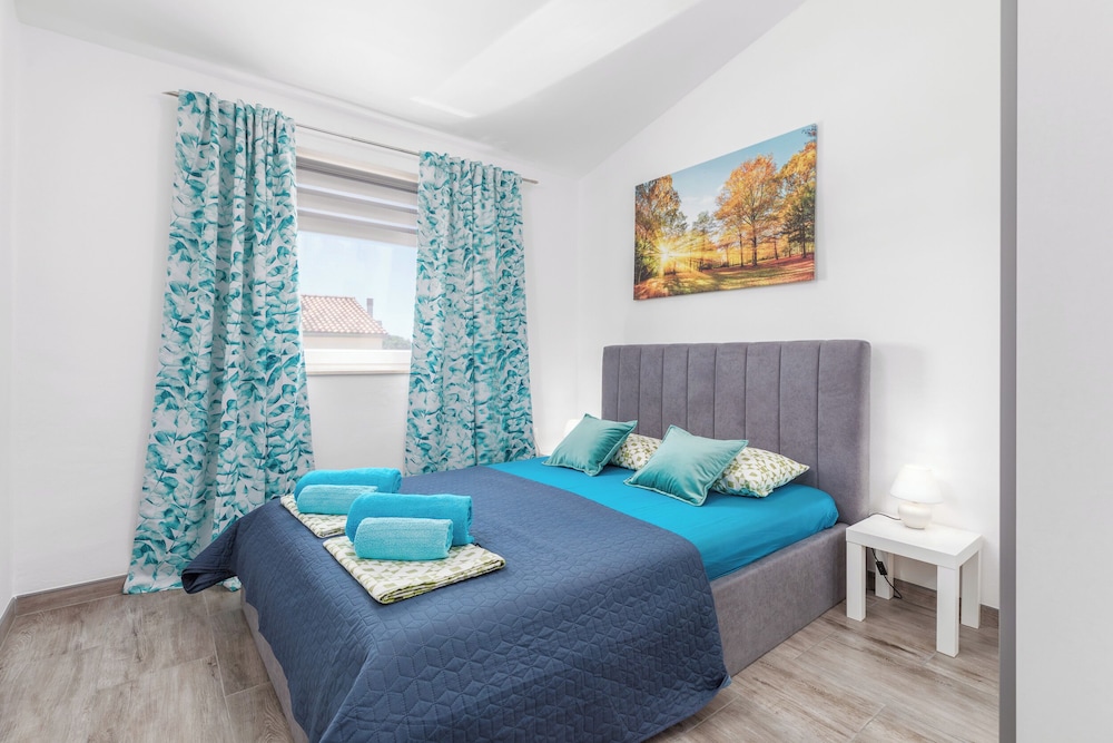 Pula Apartment E&E — 4-Star Luxury Hotel in Marcana, Croatia