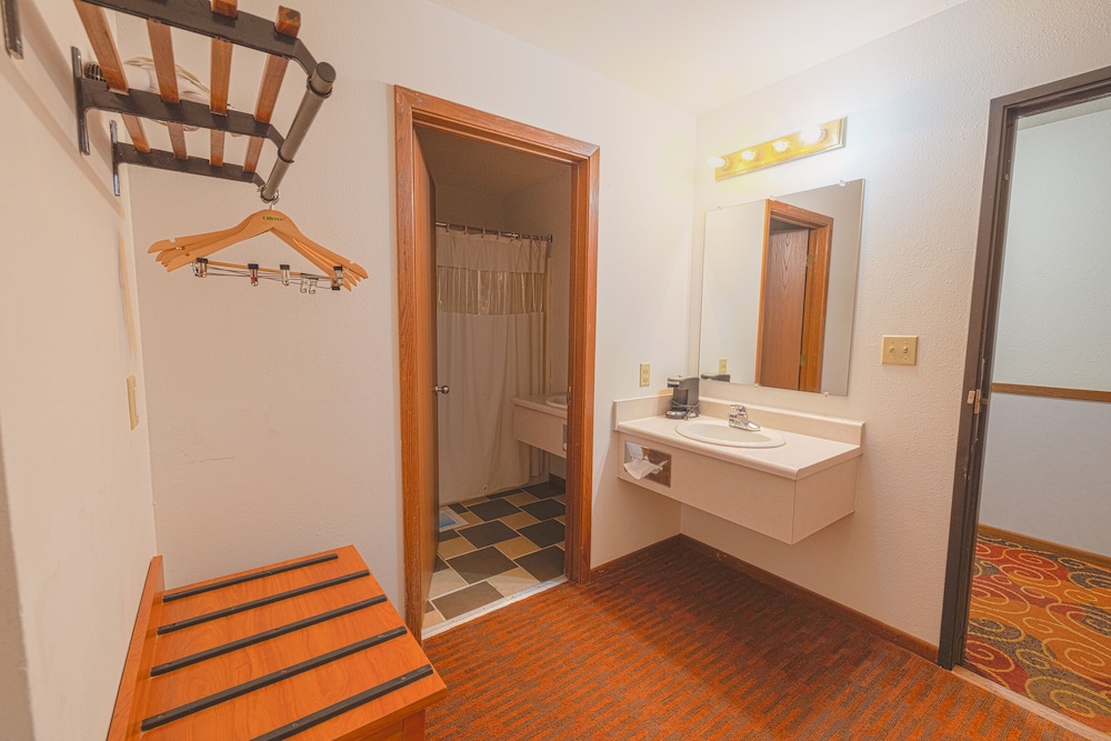 Harlan Inn and Suites - photo 41
