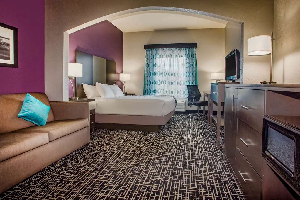 La Quinta Inn & Suites by Wyndham Pontoon Beach - photo 38