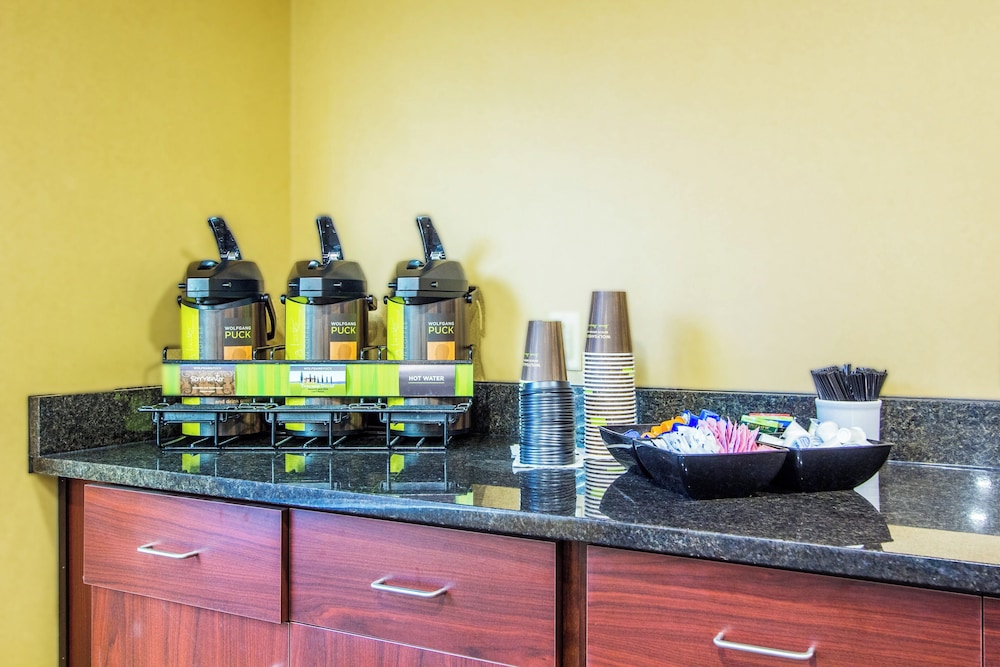 Cobblestone Inn & Suites Corry - photo 40
