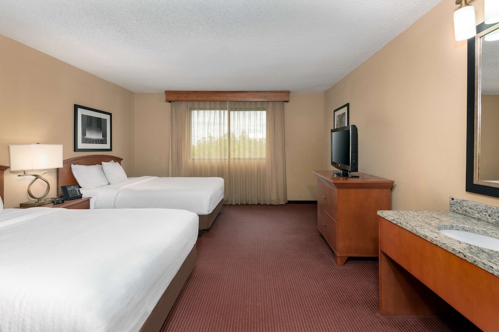 Embassy Suites by Hilton Kansas City International Airport - photo 13