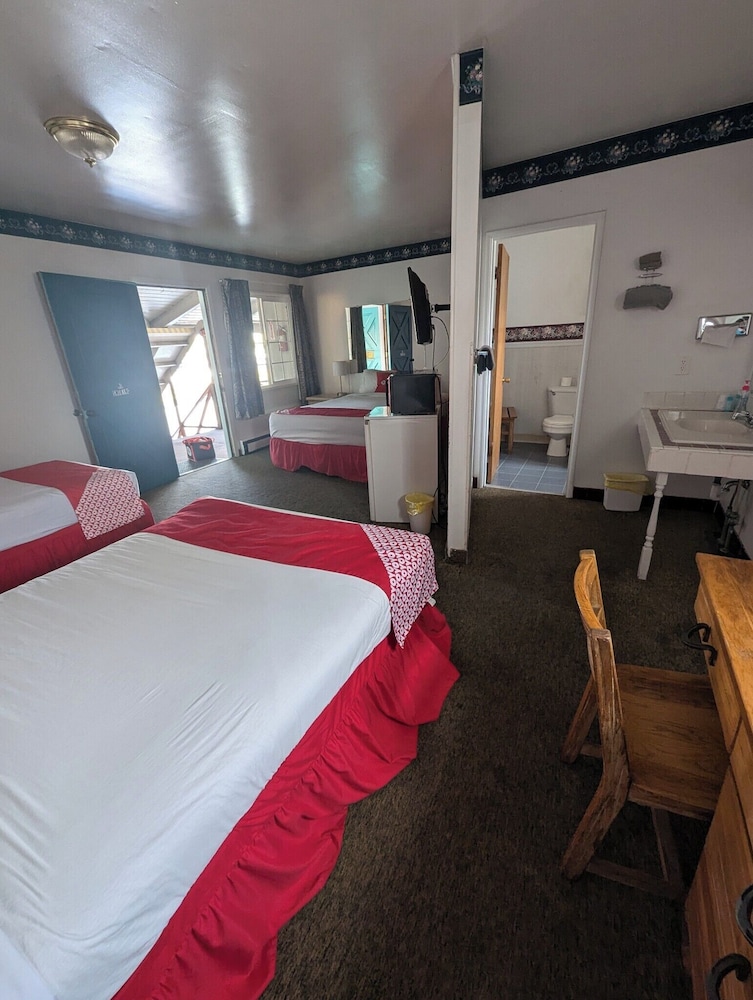 Silver Spur Motel - photo 4