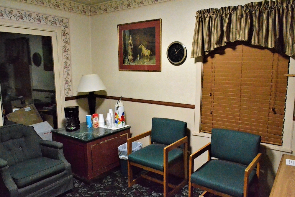 Innkeeper Motel - photo 4