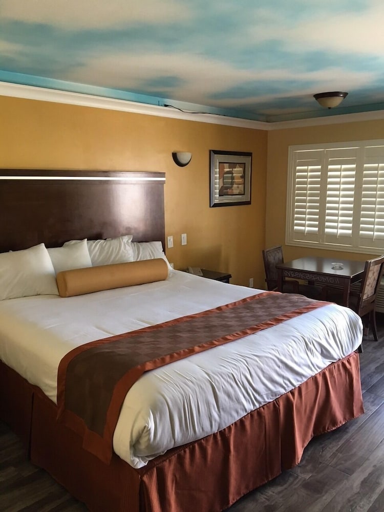 Hollywood Palms Inn and Suites - photo 45