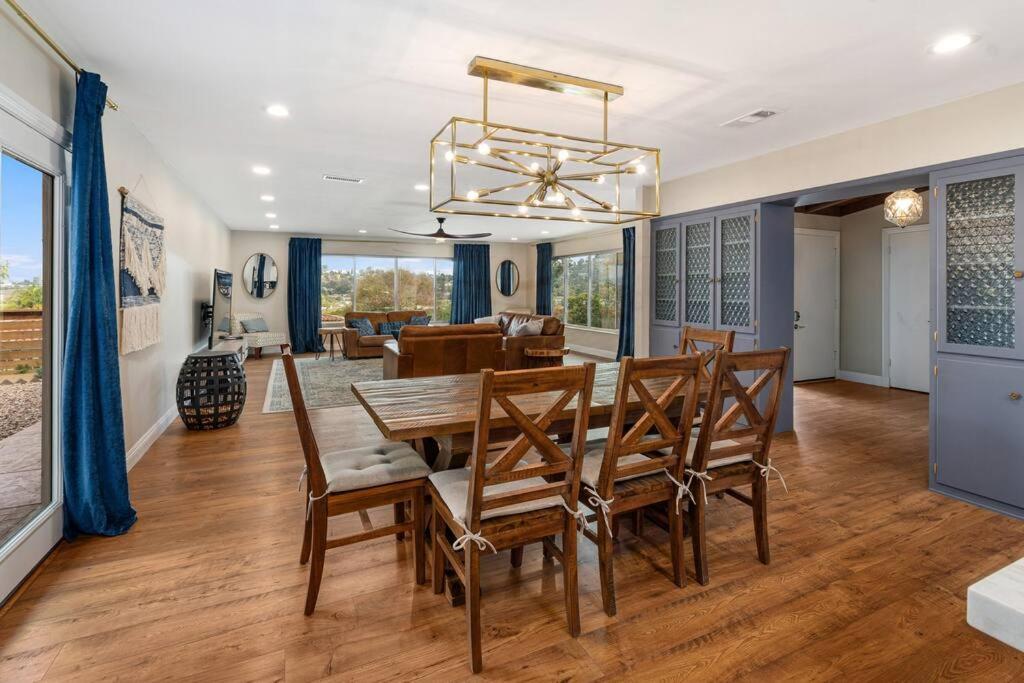 Designer 4 BR La Mesa Home w Yard and BBQ — 4-Star Luxury Hotel in La Mesa, United States