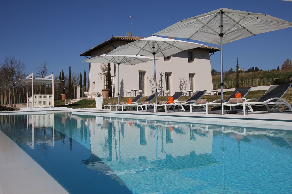 B&B Luogoceleste — 4-Star Luxury Hotel in Foiano Della Chiana, Italy