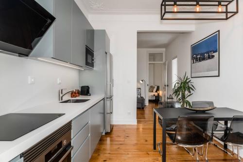Downtown Castle and River View Apartment — 4-Star Luxury Hotel in Lisbon, Portugal