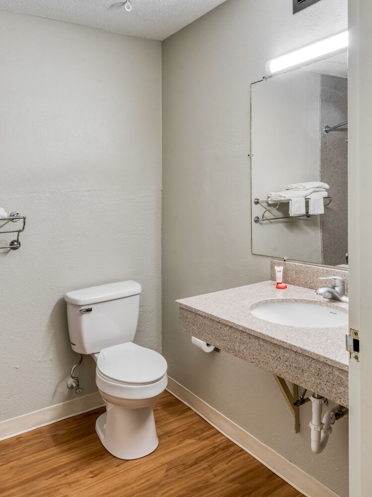 OYO Hotel Battleboro - photo 14