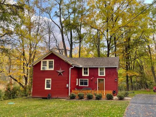 The Red Country Cottage — 4-Star Luxury Hotel in Kirtland, United States