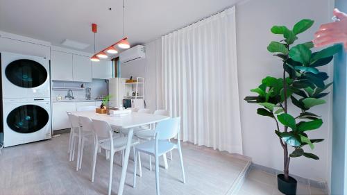 10 seconds to the subway station 15 minutes to Gangnam 20 minutes to Jamsil 3 bedrooms 2 bathrooms in Seoul, South Korea