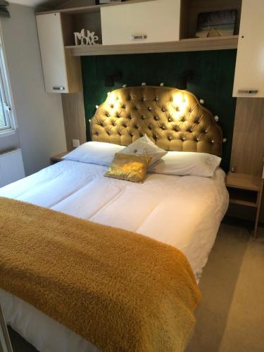 Seabreeze Utopia walking distance to beach 5 Star Shorefield Country Park Milford on Sea Shorefield Road SO41 0LH United Kingdom in Milford On Sea, United Kingdom