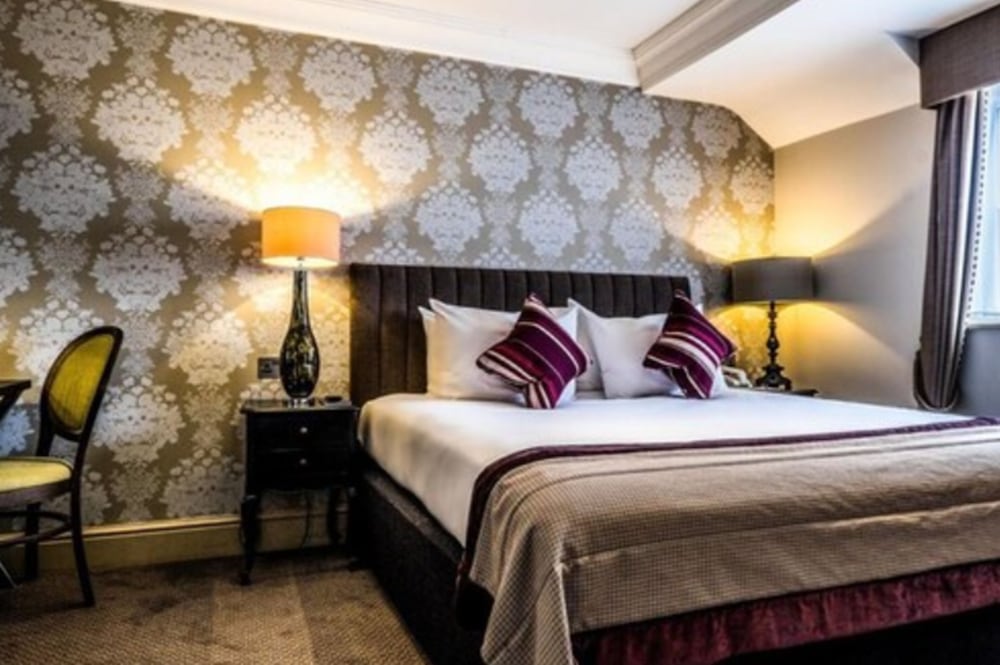 Foley Hotel — Esher — photo 4