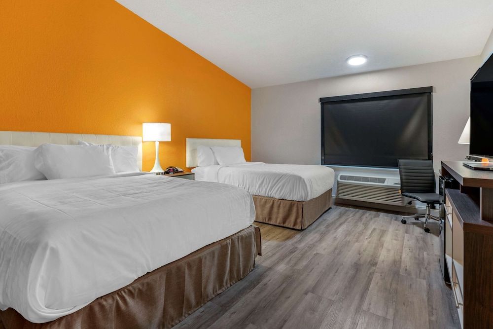 Clarion Pointe Fresno Near Yosemite - photo 9
