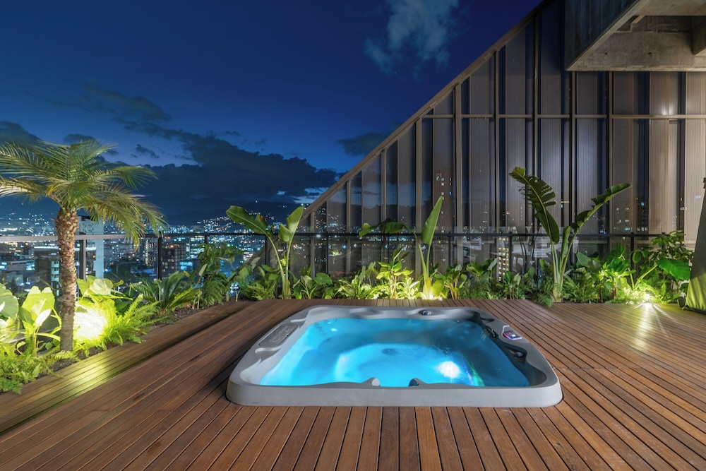 Apartamentos Wake By Housy Host — 4-Star Luxury Hotel in Medellin, Colombia