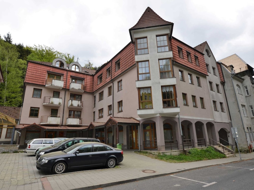 Beautiful Apartment in a Spa Resort Only 2 5 km From the Jáchymov Chairlift Keilberg — hotel in Jachymov