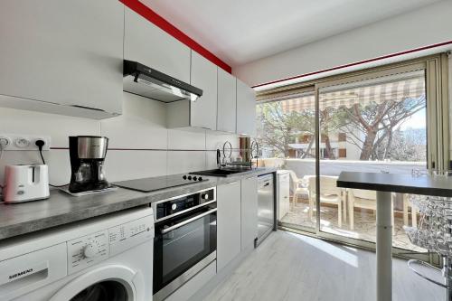 Bright And Quiet Apartment Near the Sea — 4-Star Luxury Hotel in Saint-Raphael, France