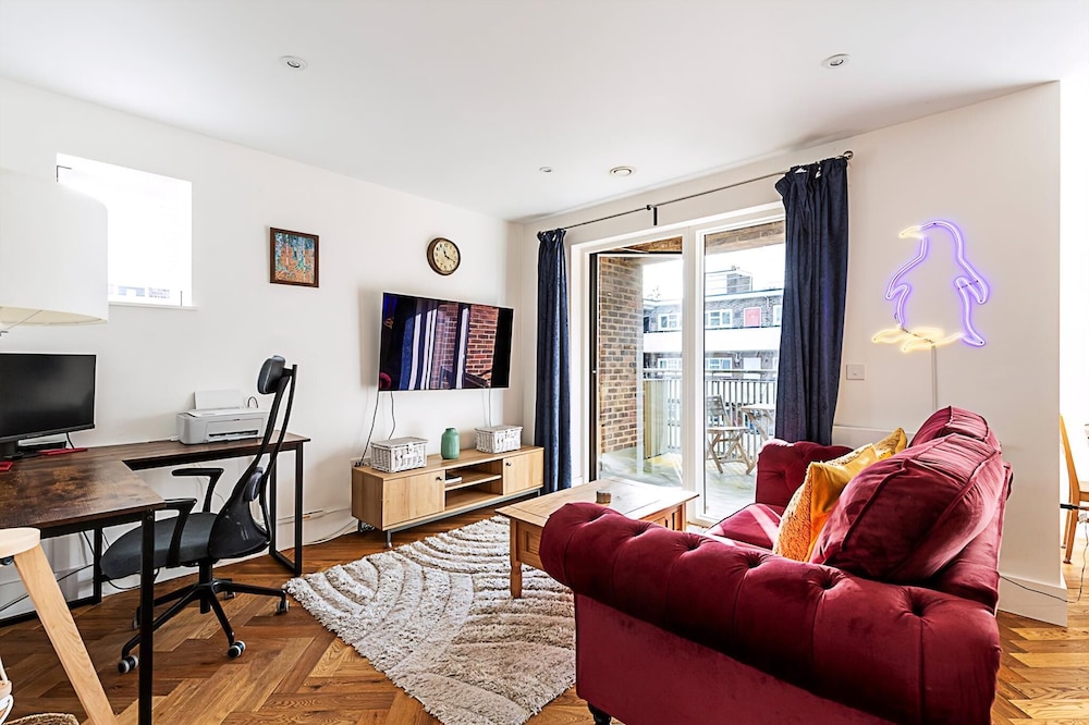 Chic Crystal Palace Flat with Balcony & Workspace - last minute hotel in London