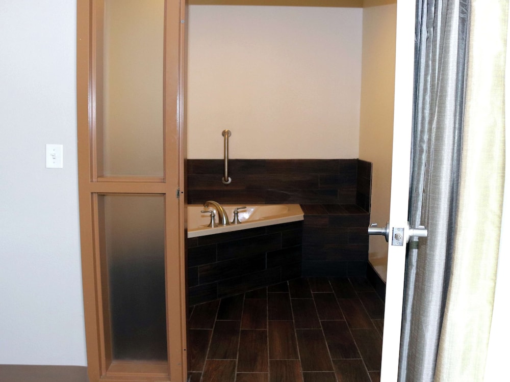 Hampton Inn & Suites Stephenville - photo 17
