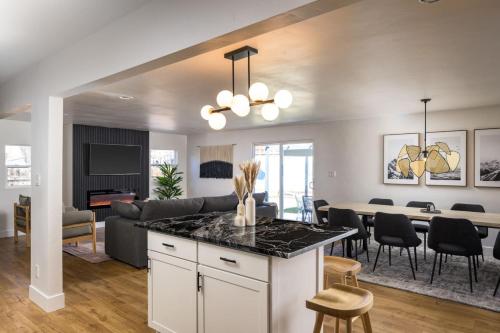 Spacious and Stylish Home with HotTub 12min to Downtown — 4-Star Luxury Hotel in Westminster, United States