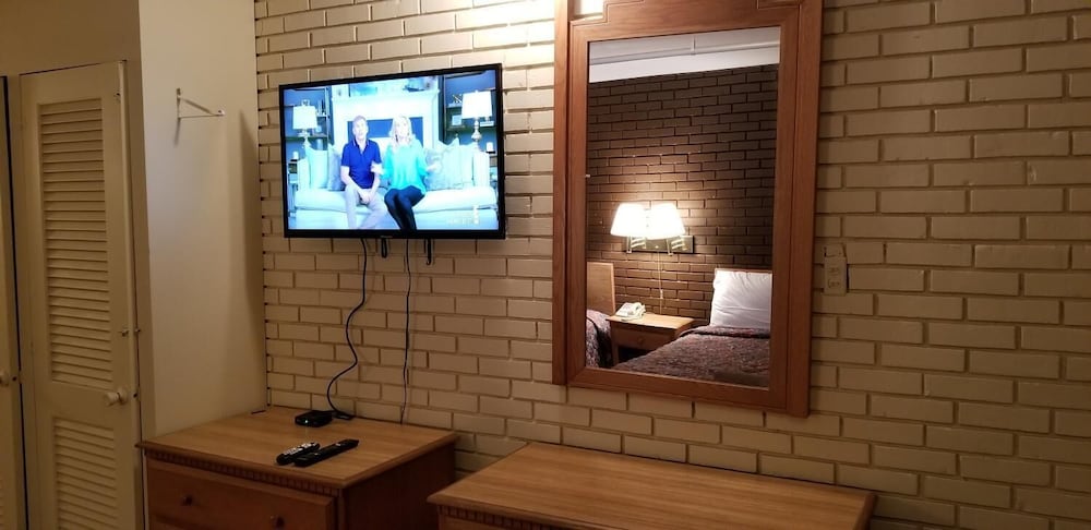 Americas Premier Inn - photo 7
