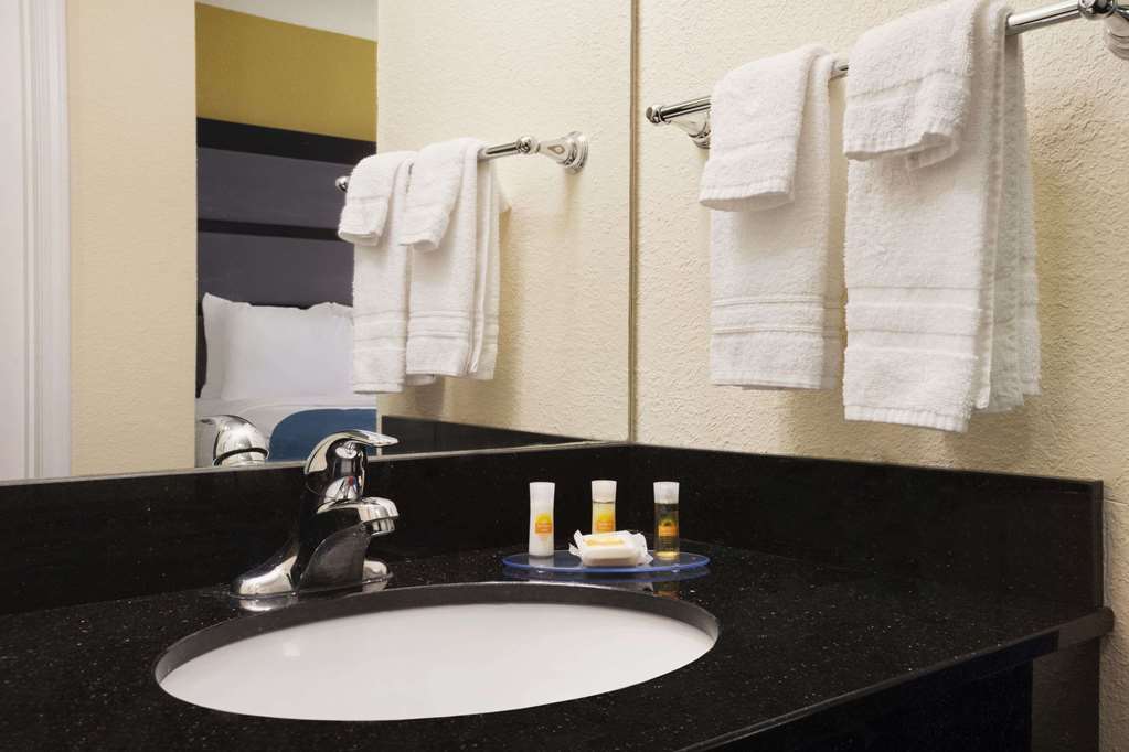 Days Inn & Suites by Wyndham Commerce - photo 9