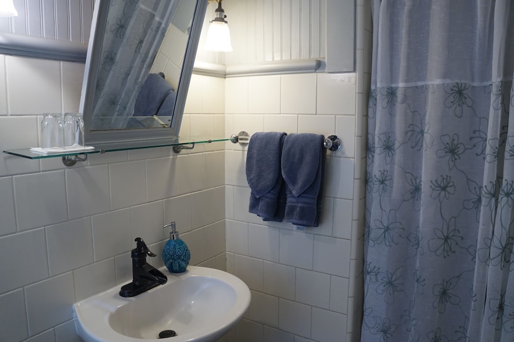 Manoa Valley Inn - photo 22