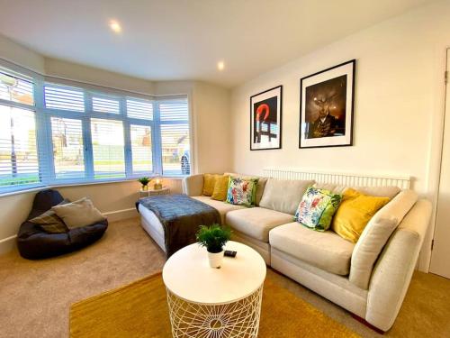 Spacious 3 Bedroom House 5 Minutes to the nearest Beach Great Location Garden Parking Fast WiFi Smart TV Newly decorated sleeps up to 7 Close to Poole & Bournemouth & Sandbanks — 4-Star Luxury Hotel in Poole, United Kingdom