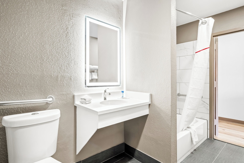 Red Roof Inn & Suites Euless DFW Airport Southwest - photo 26