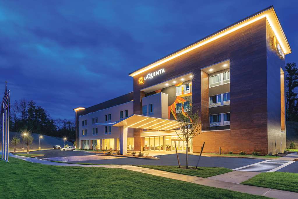 La Quinta Inn & Suites by Wyndham Clifton Park - photo 2