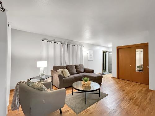 Family Friendly 3 BR 2 Bath Duplex Sleeps 9 — 4-Star Luxury Hotel in Des Moines, United States