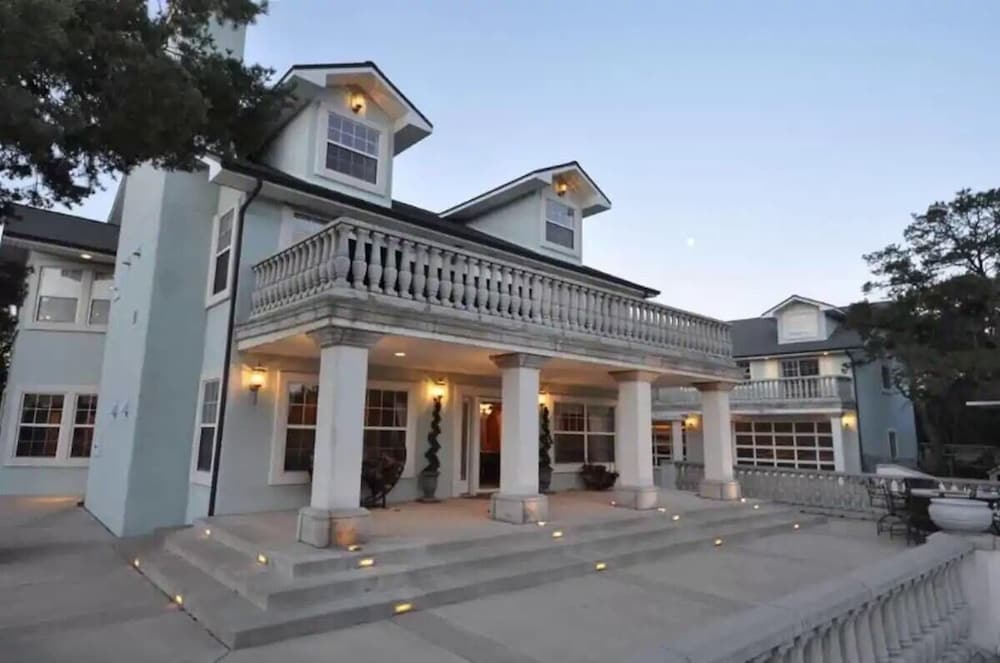 Exquisite Mountain Mansion West Wing — Meriden