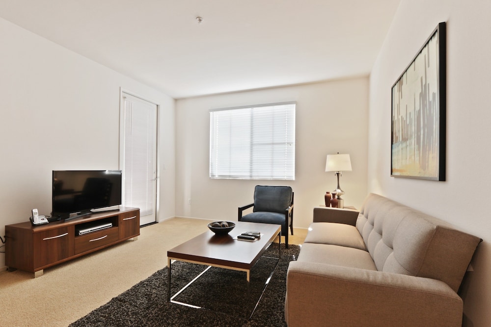 Global Luxury Suites at The Village - photo 32