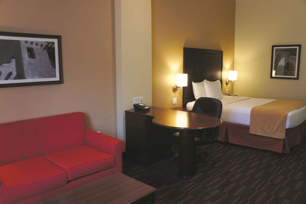 La Quinta Inn & Suites by Wyndham Albuquerque Midtown - photo 15