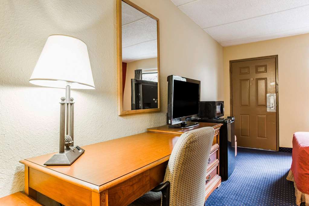Rodeway Inn Charlotte North End - photo 11