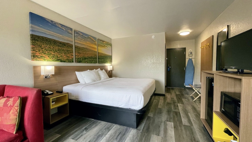 Days Inn by Wyndham Columbus IN - photo 7