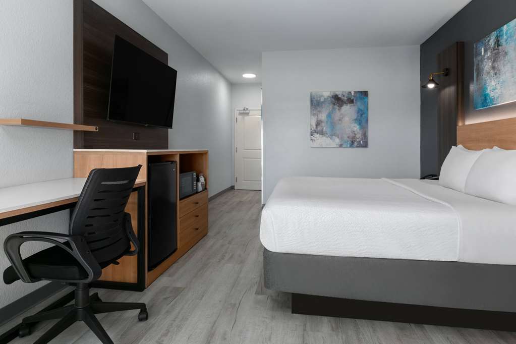La Quinta Inn & Suites by Wyndham Ft. Worth Burleson - photo 10