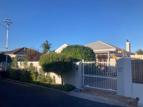 Cozy garden Guest Suite in charming Claremont