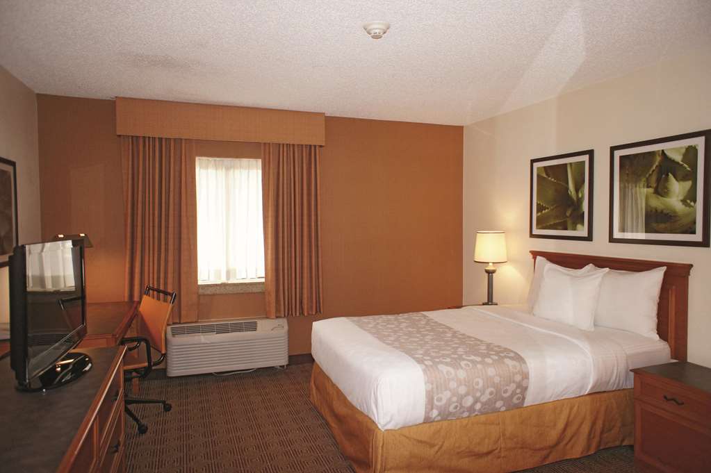 La Quinta Inn & Suites by Wyndham Tampa Brandon West - photo 12