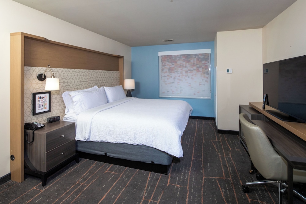 Holiday Inn & Suites Detroit Troy by IHG - photo 13